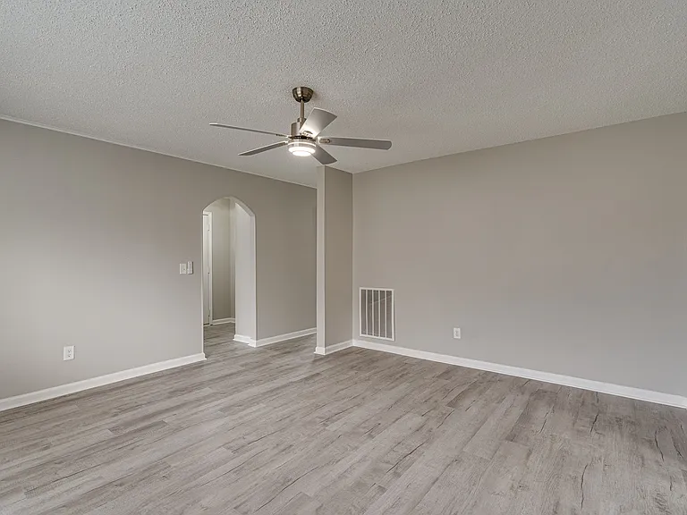 906 Hawthorne Ct — Photo 14