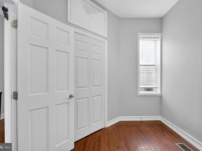 2319 E Somerset St — Photo 19