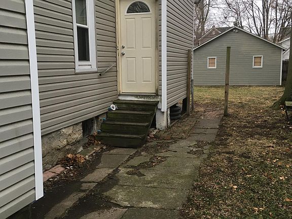 Side entrance to upper unit