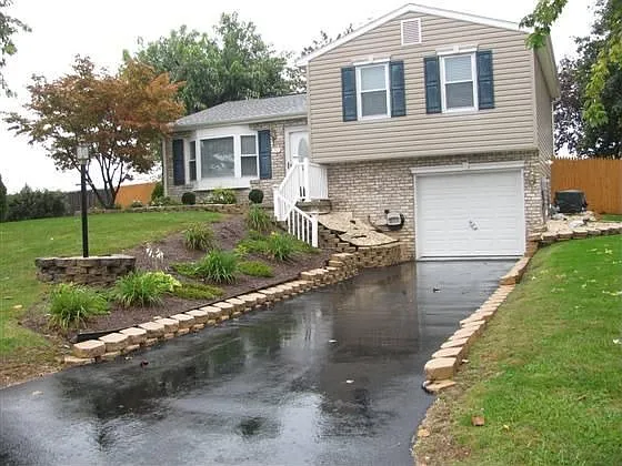 30 Colonial Dr photo 1