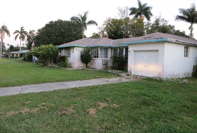 2nd image of 2417 17th Ave W