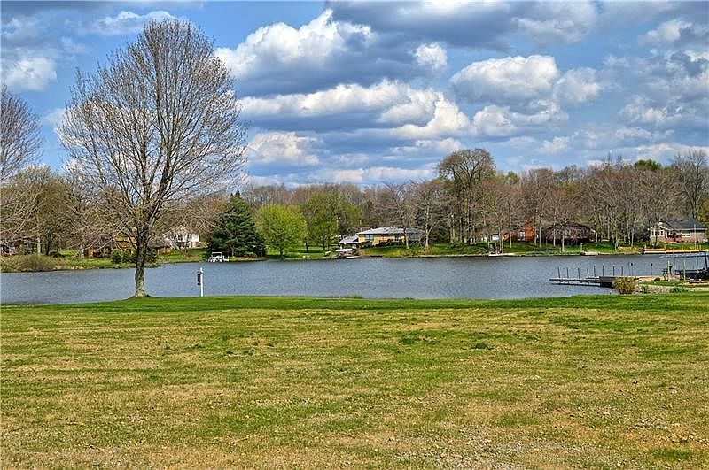 Beautiful, level lot - perfect for your lake home.