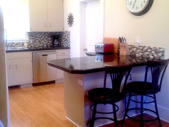 5th image of 1048 Whitman St