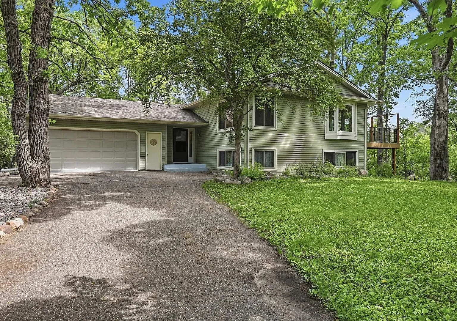 Private 3 bedroom on 2.5 acres! — Photo 1