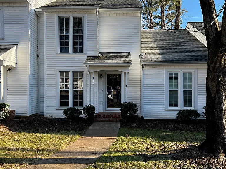 102 Pickett Ln — Photo 1