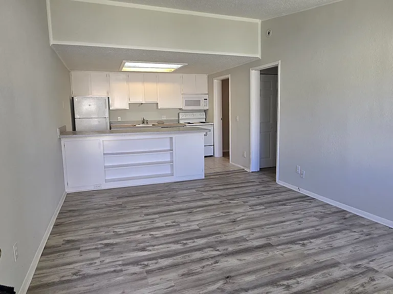 462 7th Pl — Photo 2