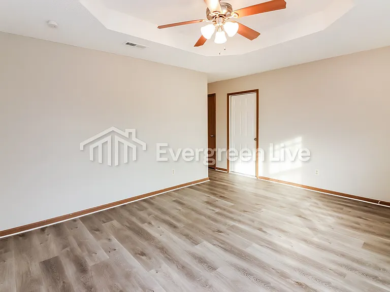 1501 Hawthorne Cir — Photo 5