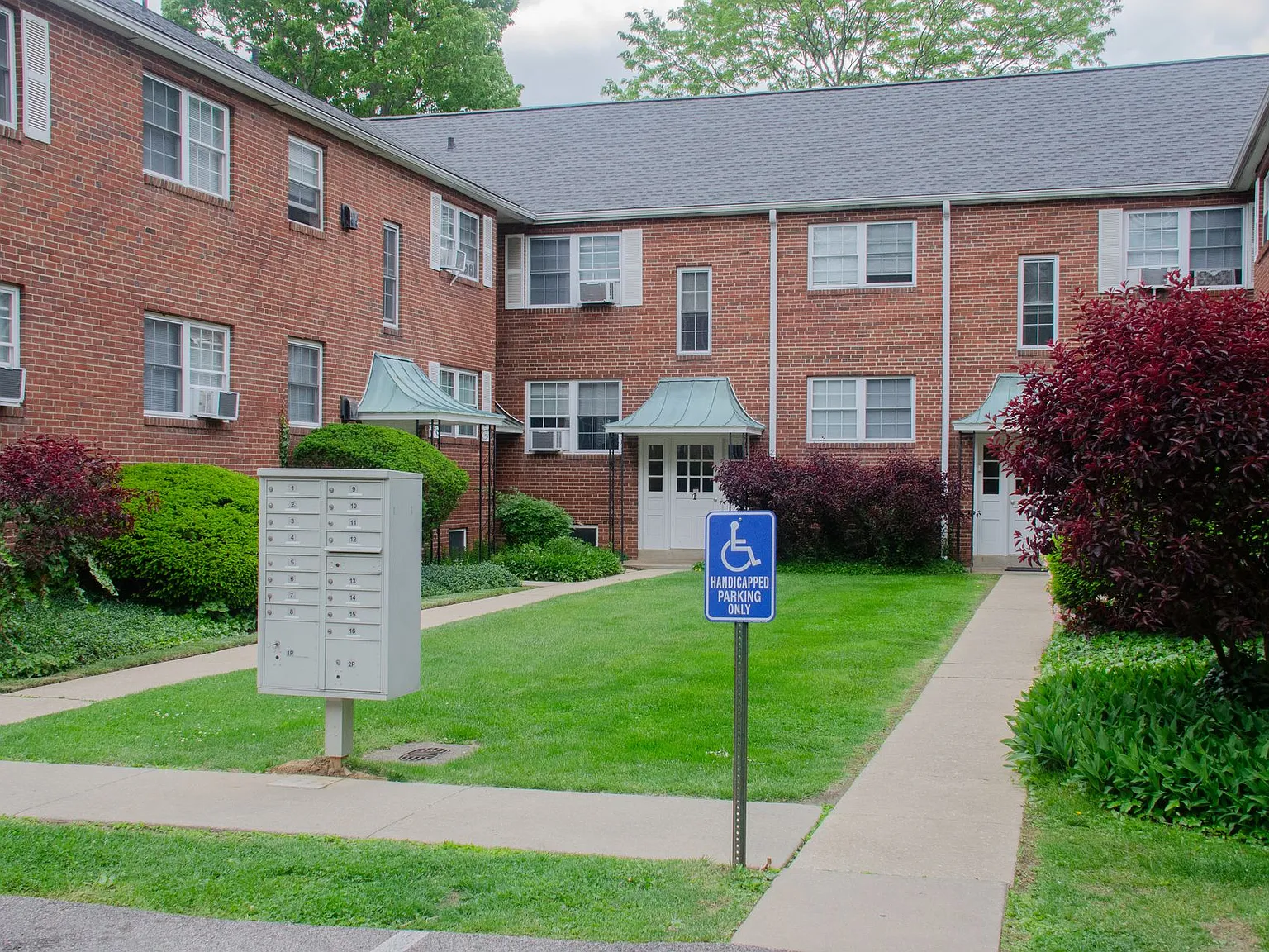 Suburban Square Apartments — Photo 4