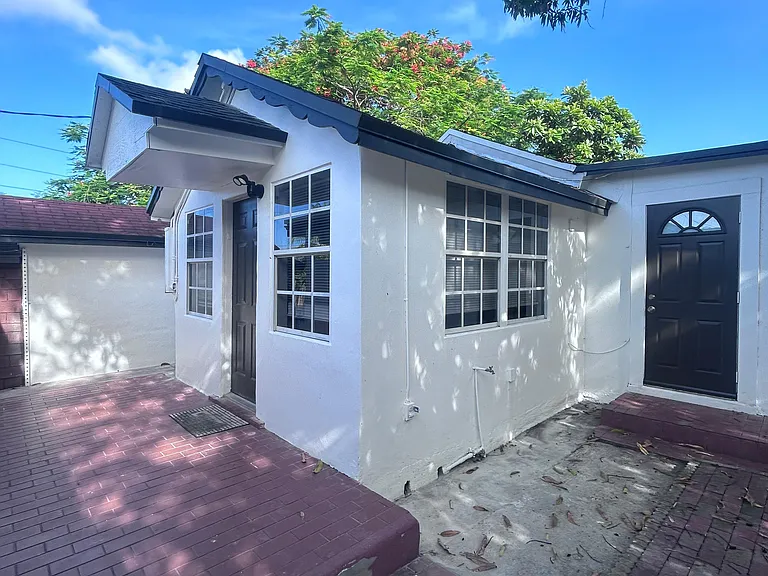 1044 SW 10th St — Photo 13