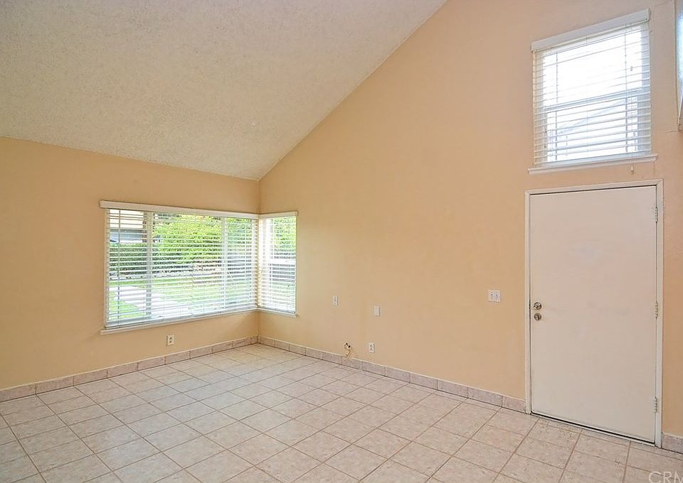 1st image of 520 E Skylark Dr