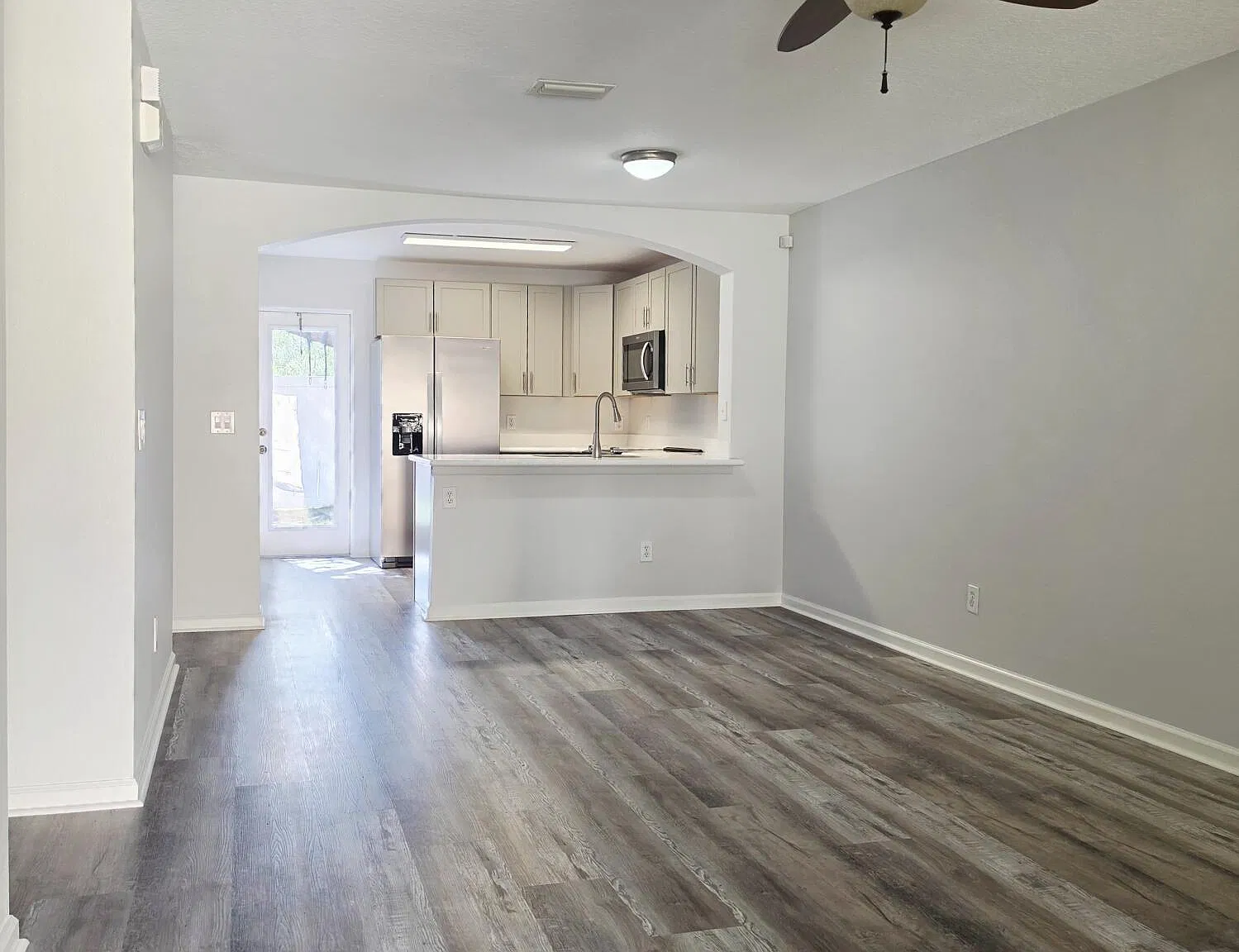 3 bed, 2.0 bath, 1277 sqft, $1,900 — Photo 2