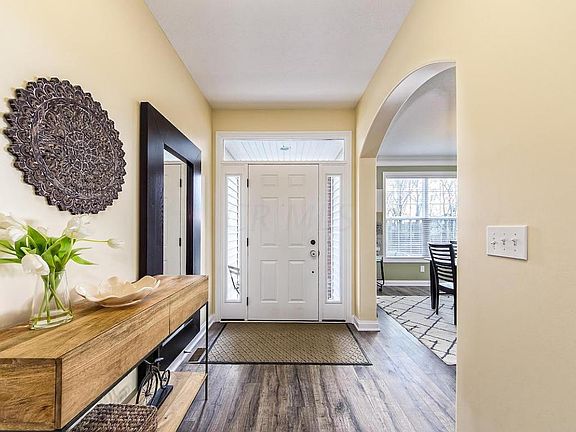 3rd image of 127 Roundwood Ct