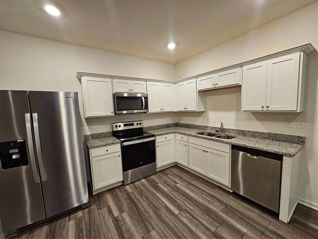 3 bed, 2.5 bath, $1,800 — Photo 4