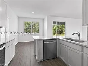 209 SE 26th Ter — Photo 20
