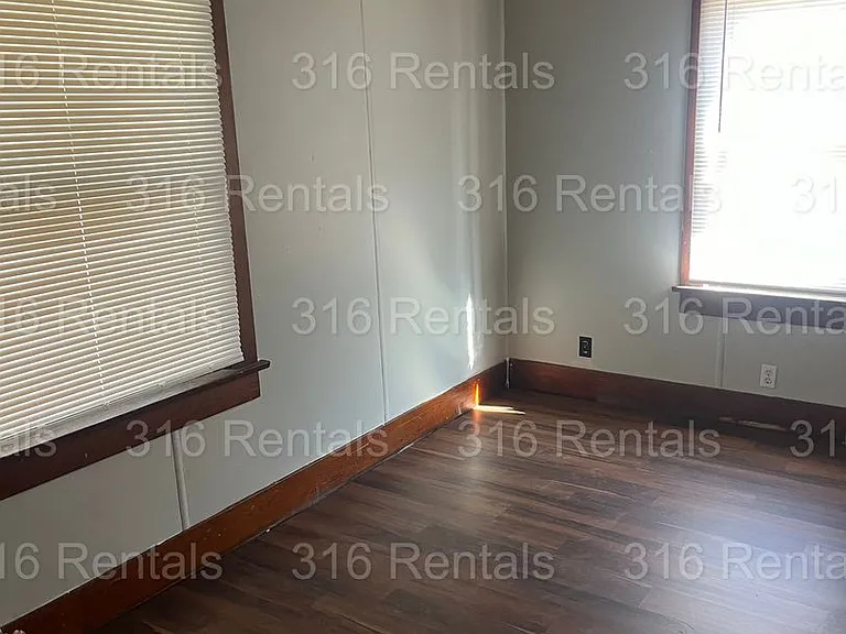 425 SW 3rd St — Photo 3