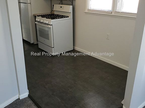 3rd image of 14018 Hobart Ave