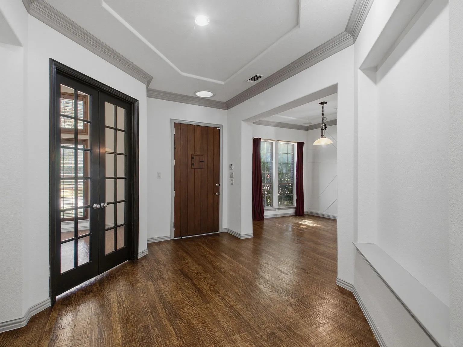 5 bed, 4105 sqft, $3,800 — Photo 2