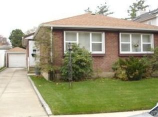 22416 76th Rd, Oakland Gardens, NY 11364