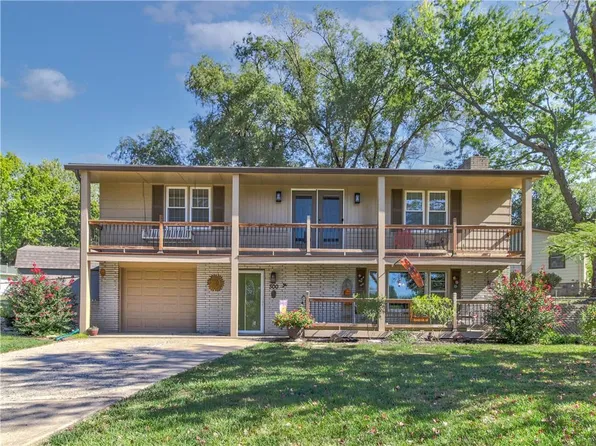 300 SE 19th St, Oak Grove, MO 64075