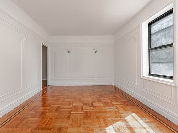 4th image of 655 Pelham Pkwy N APT 5N