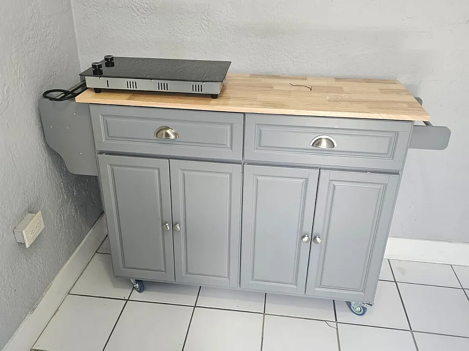 Gabinete con plancha con dos hornillas. Todo Nuevo!
Kitchen island cabinet with two electrical burners. All new!