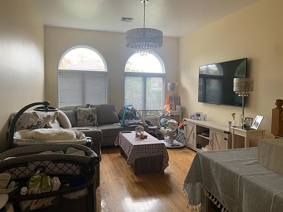 4th image of 584 Barclay Ave Floor 1