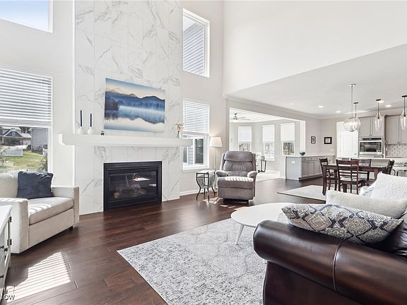 3rd image of 798 Primrose Dr