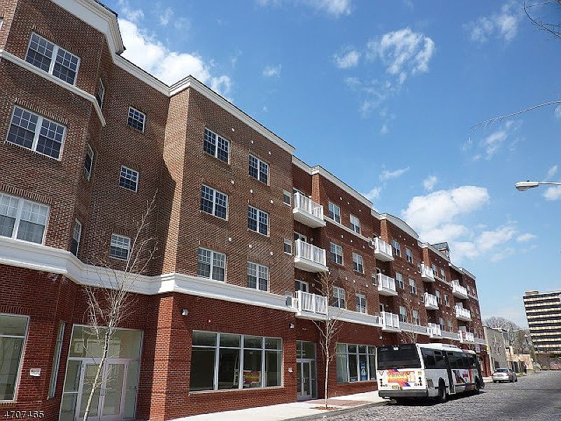 1st image of 902 N 5th St APT 205