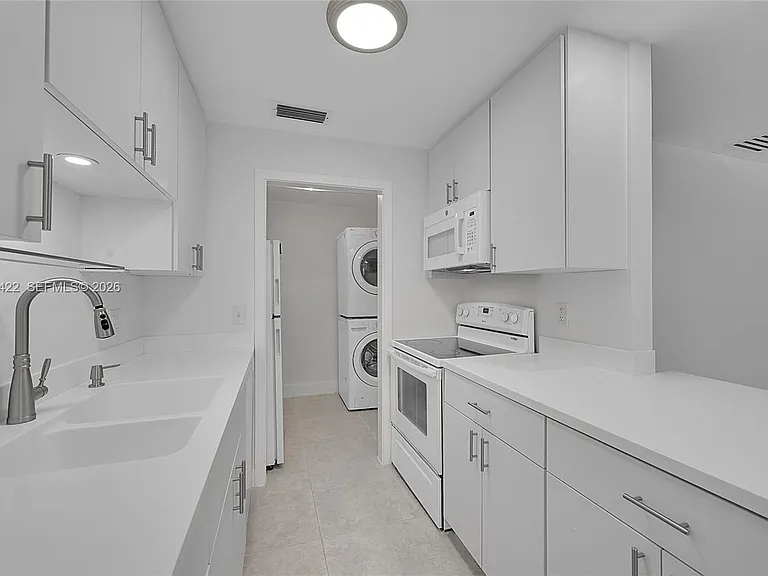 808 SW 12th Ct #808 — Photo 7