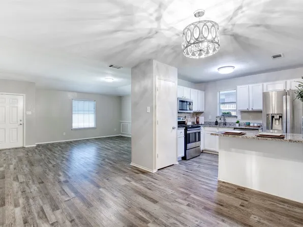 617 Blueberry Hill Ln, Mansfield, TX 76063