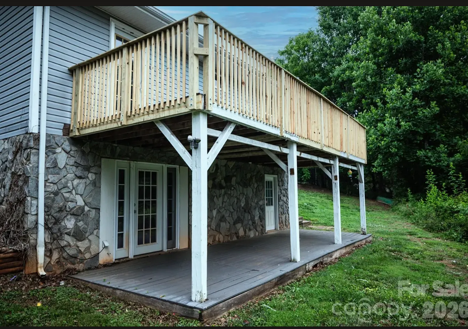 Move in Special: Bright 2 Bedroom Home with Deck, Patio & Beautiful Views — Photo 2
