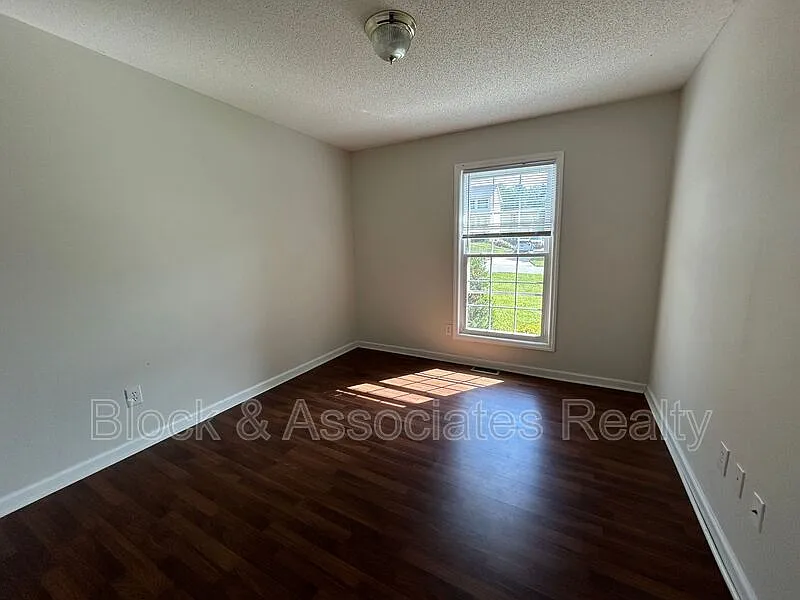 3 bed, 2.0 bath, 1437 sqft, $1,850 — Photo 4