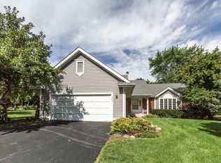 353 Robincrest Ln, Lindenhurst, IL 60046