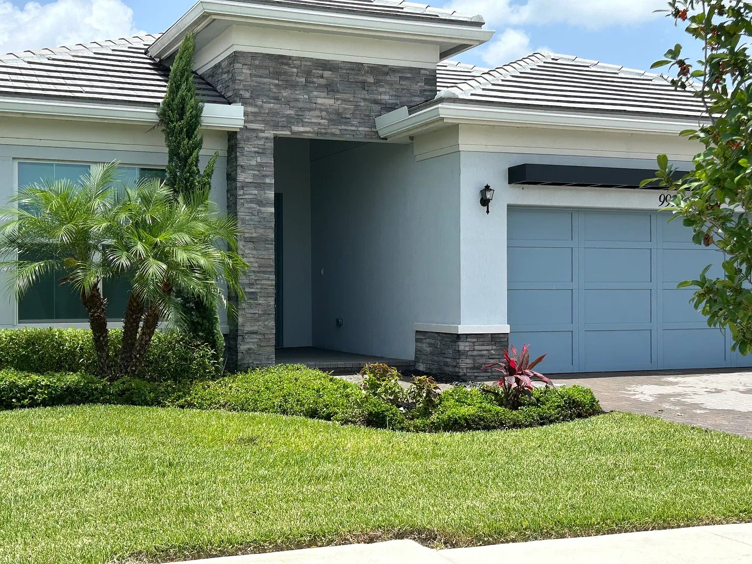 3 bed, 2300 sqft, $4,950 — Photo 2