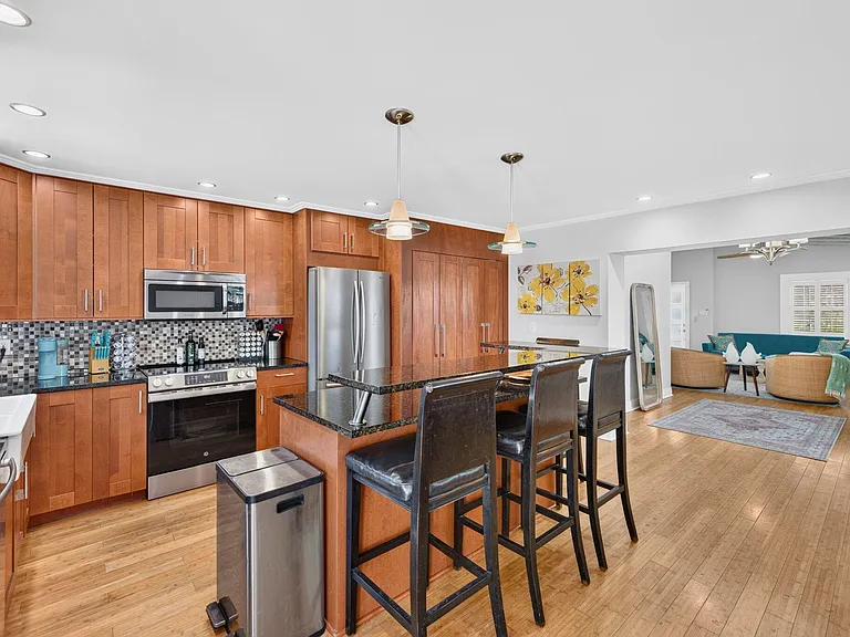 601 NE 14th Pl — Photo 11