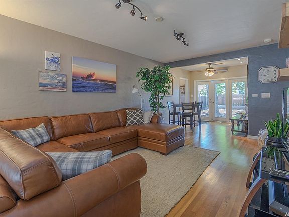 3rd image of 1027 Park Blvd