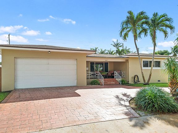 3rd image of 307 N Rainbow Dr