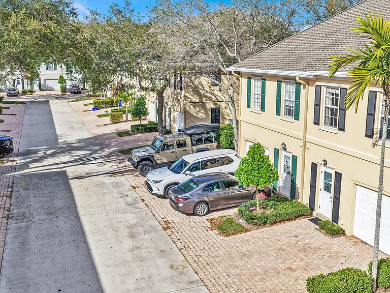 133 Wentworth Ct — Photo 38