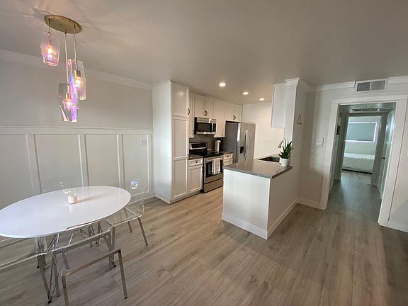 3rd image of 12801 Moorpark St Unit 210