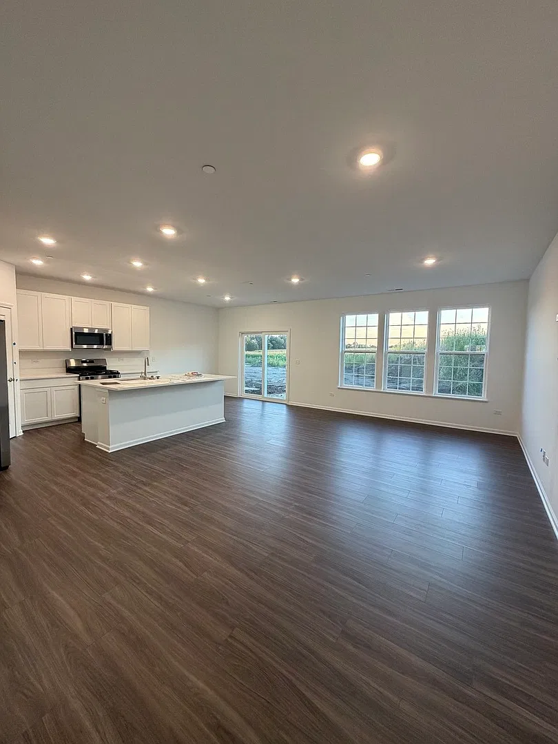 3 bed, 2.5 bath, 1840 sqft, $2,990 — Photo 2