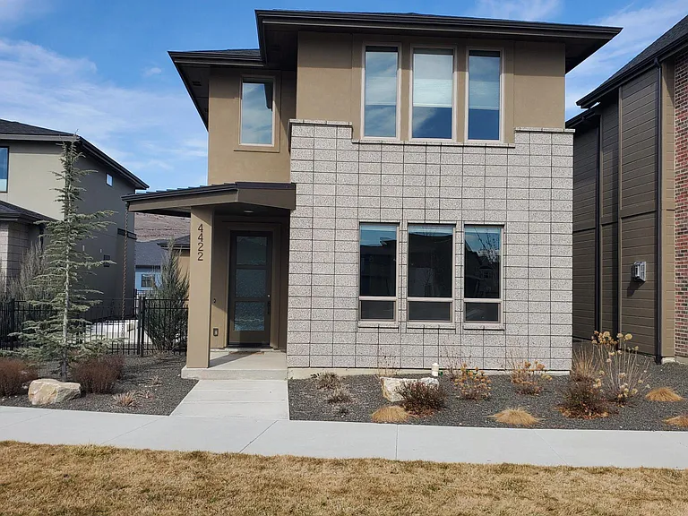 4422 E Rivernest Dr — Photo 1