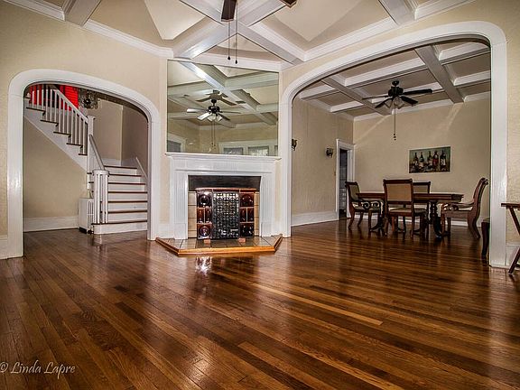 Open Floor Plan /HW Floors