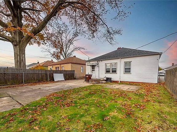 3rd image of 915 Dartmoor Ave