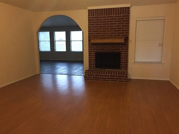 2nd image of 512 Ne Park Meadow Lane