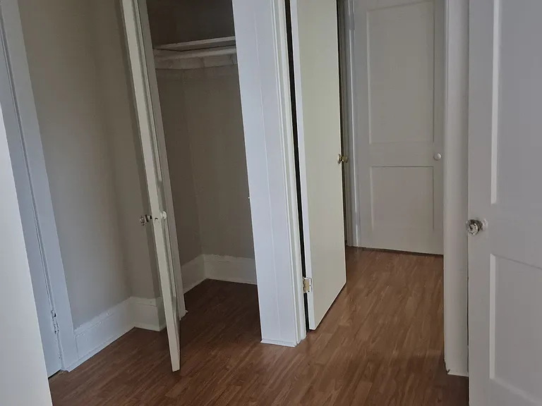 Kings Manor Apartments — Photo 16