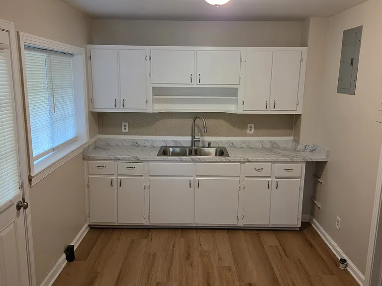 1460 Brentwood Ave — Photo 3