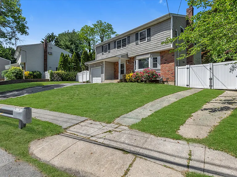 217 Bellerose Ave — Photo 23