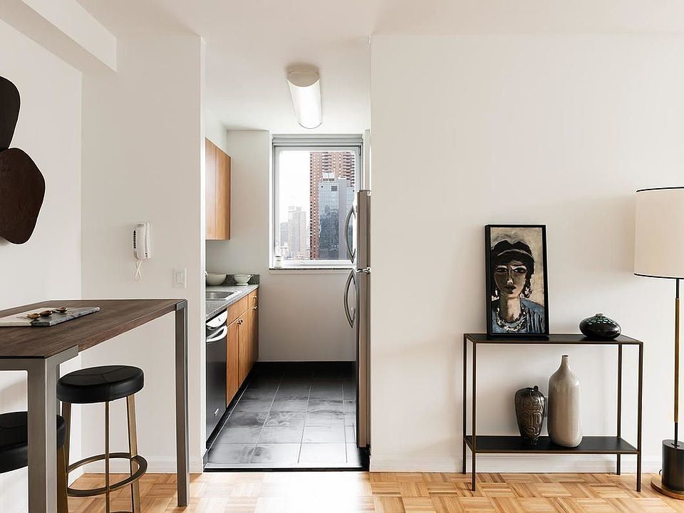 2nd image of 445 W 37th St #609