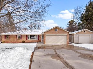 10130 N Grasslyn Rd #20W, Mequon, WI 53092