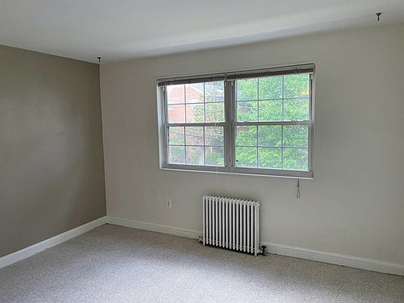 4th image of 832 S Greenbrier St APT 4